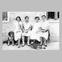 095-0018 Rechts im Bild - Martha Borg, geb. Weder, 2. von links Anna Neumann, geb. Weder.jpg